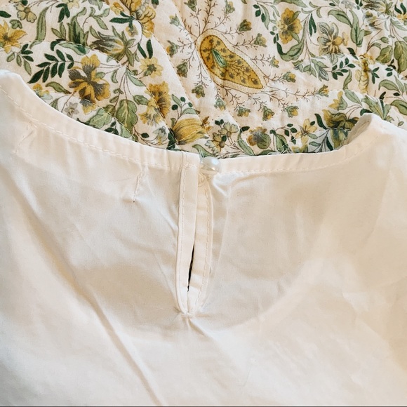White lace chevron patterned blouse w/ back button - Picture 6 of 6